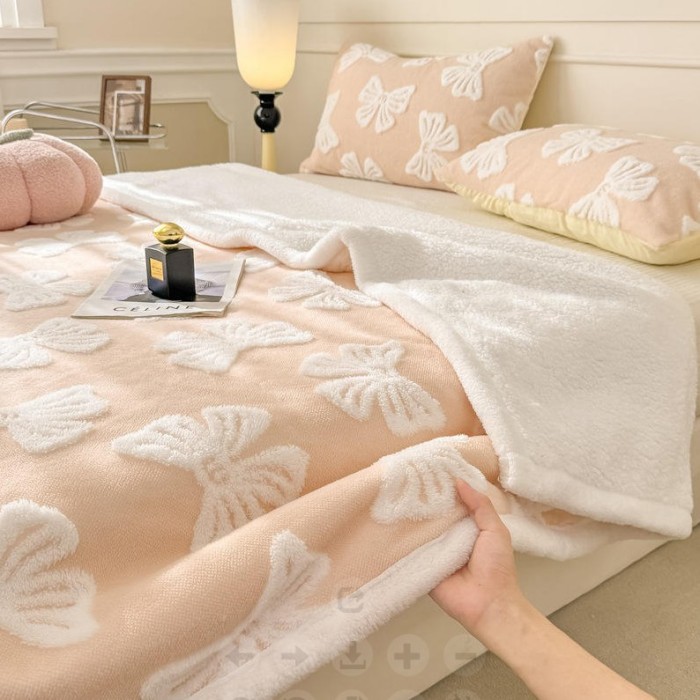 Winter thickened jacquard flannel blanket, ultra-soft and warm, is ideal for daily household use